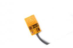 China Square Inductive Proximity Switch , Long Range Inductive Sensor Water Resistant supplier