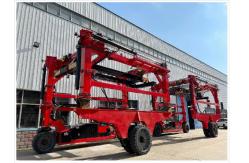 China Precision Container Loading Machine With 0-180 Degrees Flip Industrial Grade Steel Construction supplier