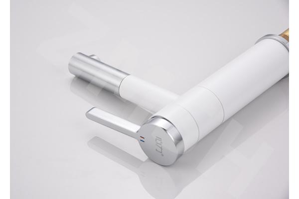 Vacuum Plating Chrome Plated Wash Basin Faucet With Aerator