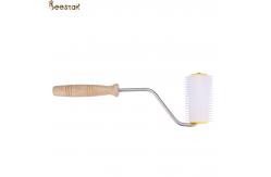 China Beekeeping Tool Uncapping Roller With Plastic Roller For Propolis Collecting supplier
