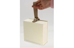 China Pretty White Cardboard Rigid Gift Boxes Jewellery Presentation Box With Handle supplier