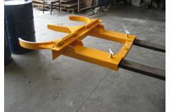 China Double Barrel Single Fork Mounted Forklift Drum Gripper Handling Attachments 1500lbs supplier
