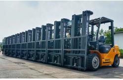 China 6600LBS 7700LBS Dual Pallet Dispenser diesel powered forklift Clamp Push Pull supplier