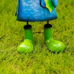 Unique Multiple Garden Ornaments Metal Animal Figurines Frog Holding Umbrella for sale