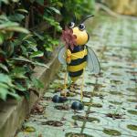 Small Metal Yard Ornaments Recyclable Lifelike Bee Metal Art With Glass Wings for sale