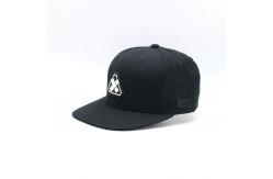 China 100% Cotton Flat Visor Snapback Hats Rubber Patch Black Constructed Cap supplier