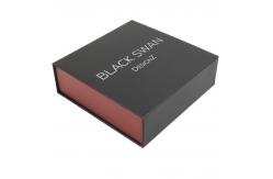 China Customized Matt/Glossy Laminated Clamshell Magnetic Gift Box for Luxury Packaging supplier