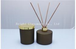 China Eco-friendly spray color reed diffuser bottle with gold lid and reed sticks cheap supplier