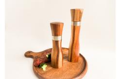 China Manual Reusable Refillable Wooden Salt And Pepper Grinder Set Acacia Wood Grinder supplier