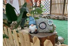 China Unique Solar Magnesium Oxide Garden Statue Handmade Lifelike Gnome Stone supplier