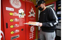 China Touch - Screen Ordering Pizza Vending Machine For Busy Airports supplier