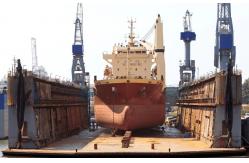 China 10 Tons Level Luffing Floating Dock Portal Cranes Customized supplier