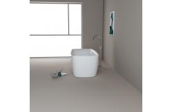 China Modern Freestanding Bathtub With Center Drain Placement Easy Installation supplier
