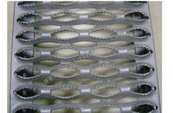 China 1.5mm Thickness Crocodile Mouth Perforated Metal Mesh For Walkway supplier