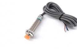 China Cylinder Shape Normally Closed Proximity Switch , PNP NC Sensor Compact Structure supplier