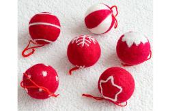 China EN79 3cm Wool Felt Balls With Embroidered Snowflakes supplier