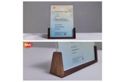 China Embedded Acrylic Photo Frame Tableholoder Wood Base supplier