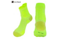 China Custom Sporty Running Socks Quick Dry Athletic Running Crew Socks supplier