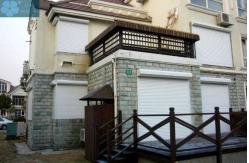 China Vertical 2mm 4500PA Wind Load External Window Shutters supplier