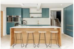 China Green MDF Lacquer Open Kitchen Cabinet With Island For Hotel supplier