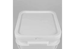 China 2KG Plastic Paint Bucket with Pouring Spout and Leakproof Design supplier