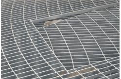 China Plain Galvanized Serrated Bar Grating Rectangular Or Round Shape supplier