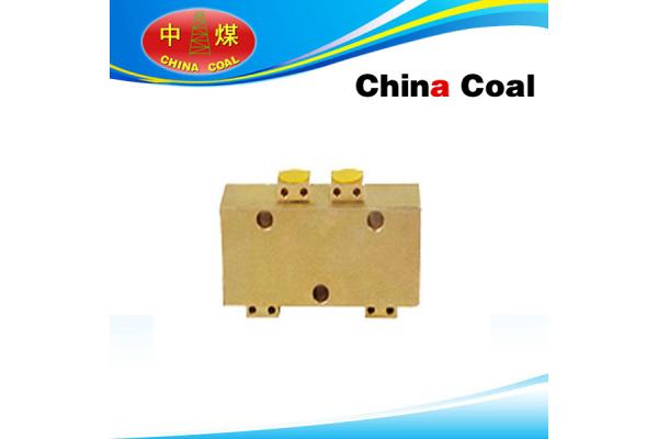 Differential pressure combined valve