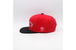 China Flat Visor Red Cotton Snapback Cap With Embroidered Logo supplier