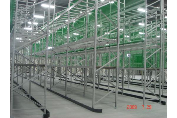 Q235B Powder Coated 76mm Pitch VNA Pallet Racking