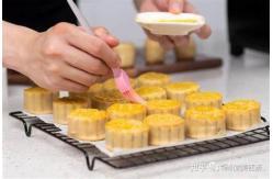 China Stainless Steel Accessory Machine 5-8 Tray/Mins Automatic Egg Brushing Machine supplier