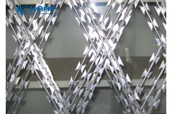 Welded Razor Barbed Wire Galvanized Stainless Steel Flatwrap Unique Shape