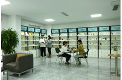 China Plastic Airless Bottle manufacturer