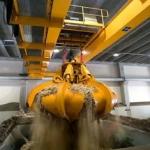 Electric Double Girder Overhead Crane 15ton Of Multi Flap Hydraulic Grabs for sale
