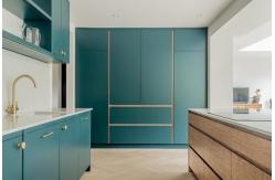 China Green MDF Lacquer Open Kitchen Cabinet With Island For Hotel supplier