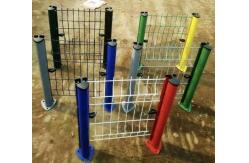 China Galvanized electrostatic spray or PVC dipped coating peach post welded mesh fence supplier