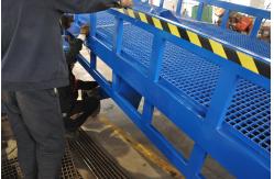 China Large Loading Capacity Mobile Dock Ramp With Outriggers Movable Dock Leveler supplier