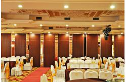 China Wooden Surface Sliding Movable Partition Walls , Hotel Folding Room Divider supplier