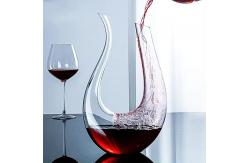China Clear 1600 Ml U-Shape Luxurious Elegant Glass Wine Decanter For Home supplier