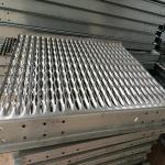 Silver Anodized Anti Slip Traction Tread Grating Customized Size for sale