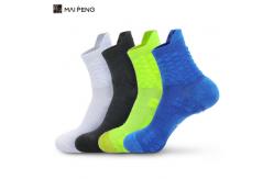 China Custom Sporty Running Socks Quick Dry Athletic Running Crew Socks supplier