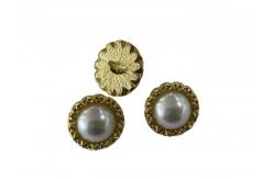 China Natural Pearl MOP Shirt Buttons Eco Friendly Full Shiny With Metal Shank supplier