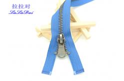 China Silver Brass Teeth 25 Inch Metal Separating Zipper Customized For Sweater / Coats supplier