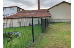 China 100x300mm Curved V Mesh Security Fencing With Square Post supplier