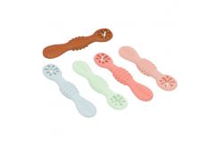 China Silicone Rainbow Chew Spoon for Babies and Toddlers Dishwasher and Freezer Safe supplier