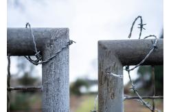 China Rust Resistance Twist 3or 4inch Barb Distanc Hot Dipped Galvanized Barbed Wire supplier