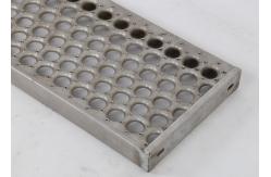 China Safety Walkway Steel Grating With 2 Noses To Be Closed Roof supplier