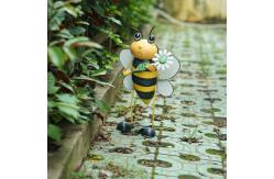China Small Metal Yard Ornaments Recyclable Lifelike Bee Metal Art With Glass Wings supplier