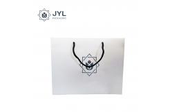 China Multifunctional Shopping Cosmetic Paper Bag Moistureproof Thicken supplier