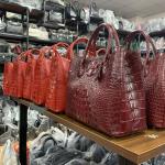 32x28x15cm Artificial Leather Fabric , Microfiber Crocodile Leather Bag for sale