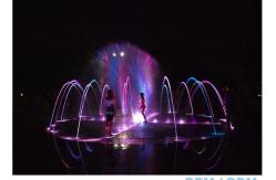 China Colorful Laminar 1m Water Dancing Jumping Fountain Jets supplier